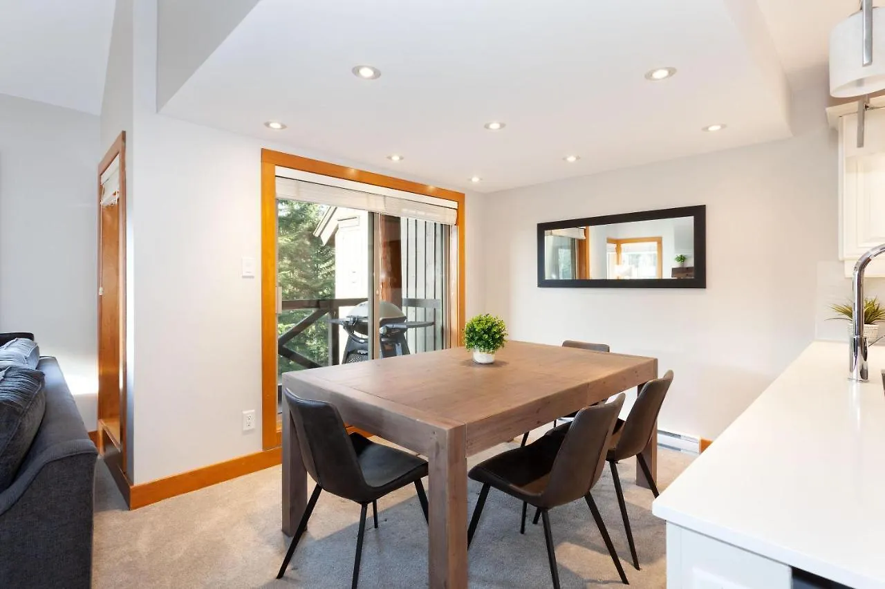 Painted Cliff 25 | Family-Sized Ski-In, Ski-Out Townhome W/ Shared Hot Tub & Log Fire Whistler Holiday home