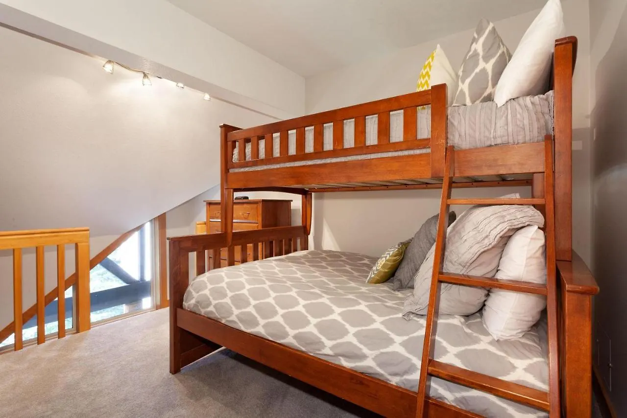 Holiday home Painted Cliff 25 | Family-Sized Ski-In, Ski-Out Townhome W/ Shared Hot Tub & Log Fire Whistler