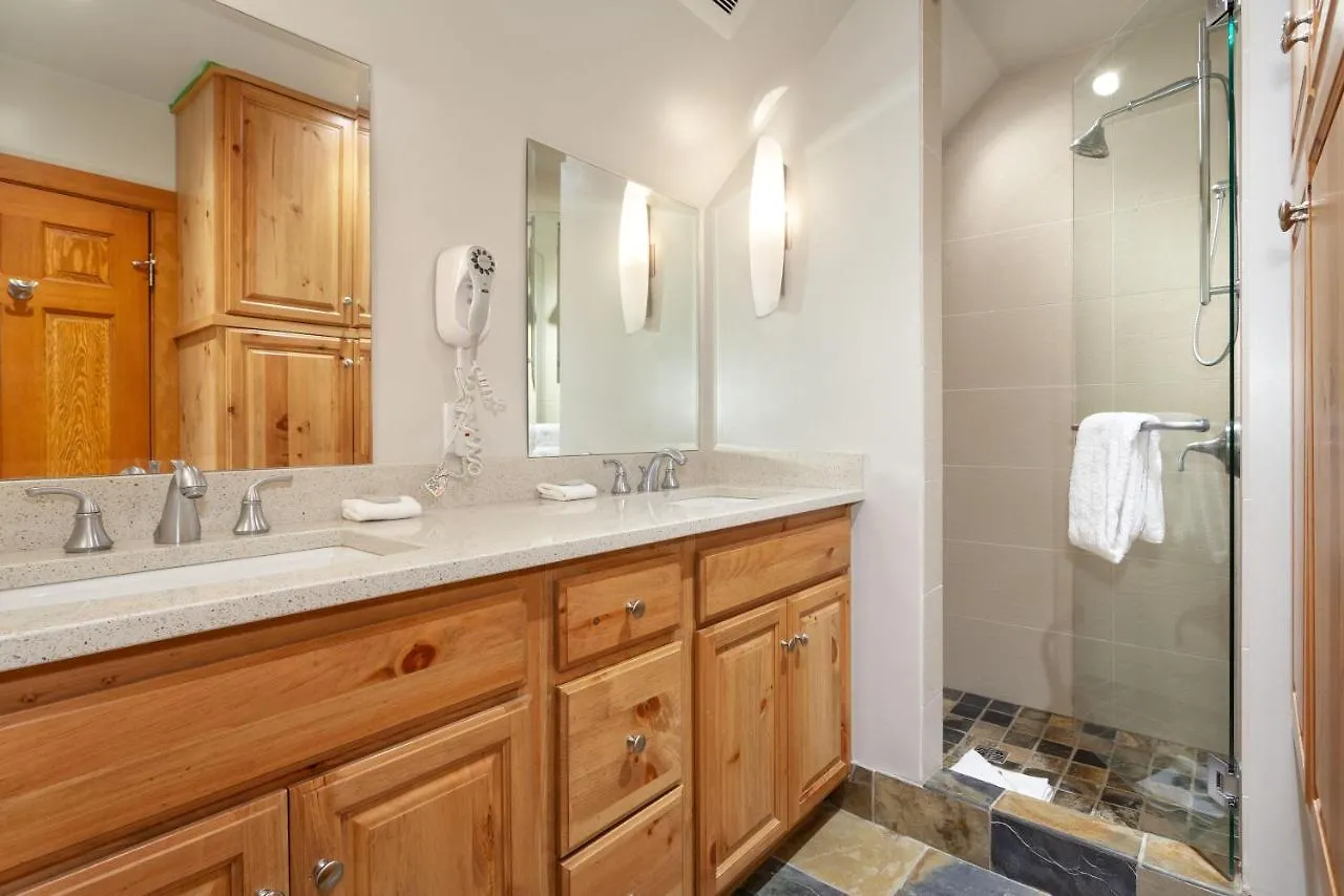 Painted Cliff 25 | Family-Sized Ski-In, Ski-Out Townhome W/ Shared Hot Tub & Log Fire Whistler Holiday home