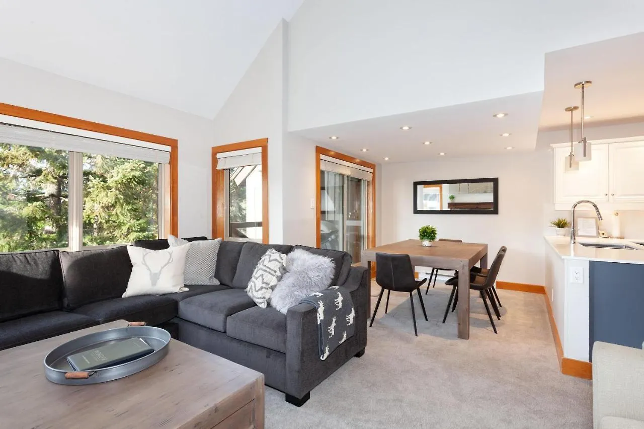 Holiday home Painted Cliff 25 | Family-Sized Ski-In, Ski-Out Townhome W/ Shared Hot Tub & Log Fire Whistler
