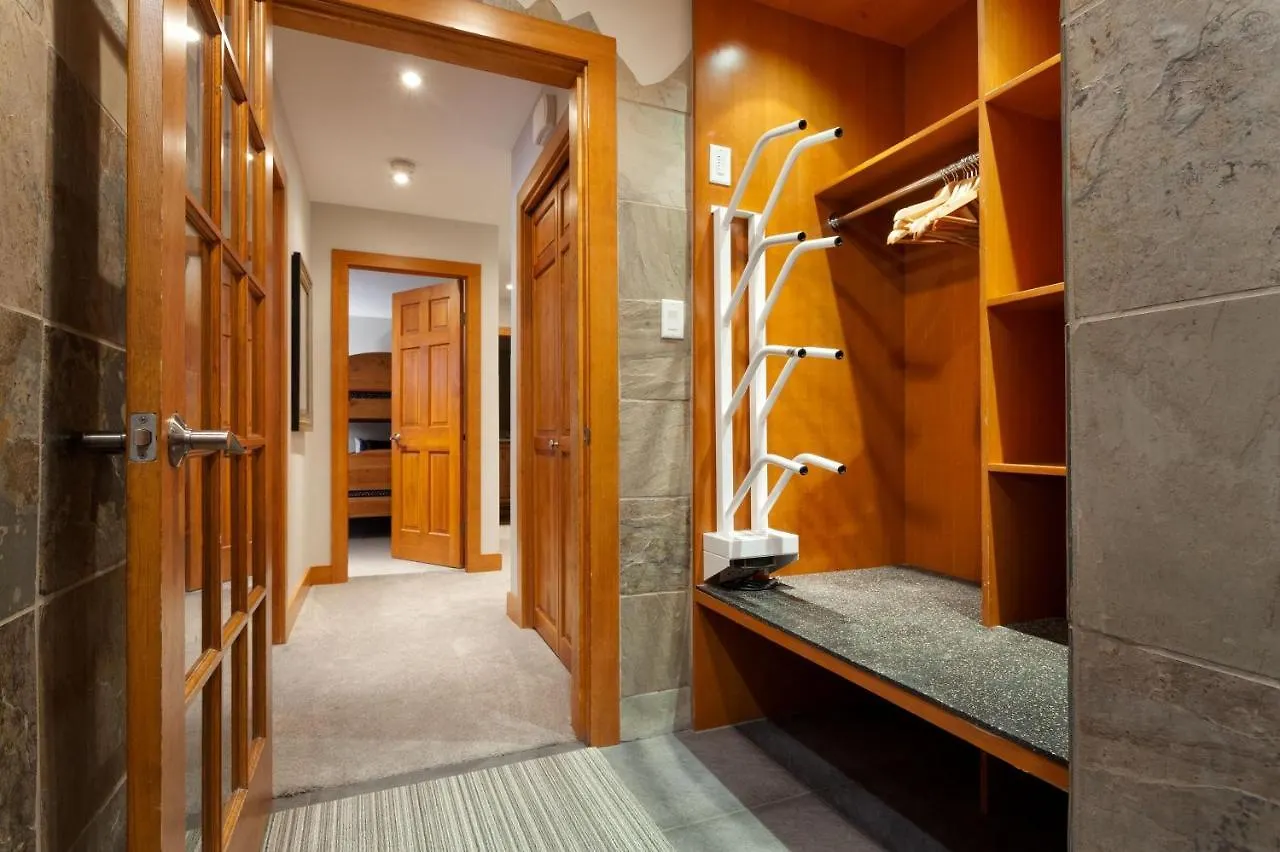 Holiday home Painted Cliff 25 | Family-Sized Ski-In, Ski-Out Townhome W/ Shared Hot Tub & Log Fire Whistler Canada